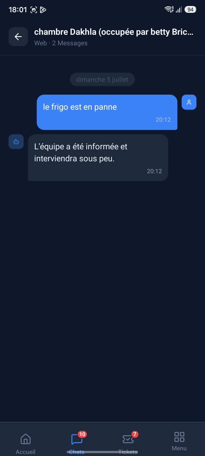 Conversation entre un client et l'équipe hôtelière au sujet d'un frigo en panne
