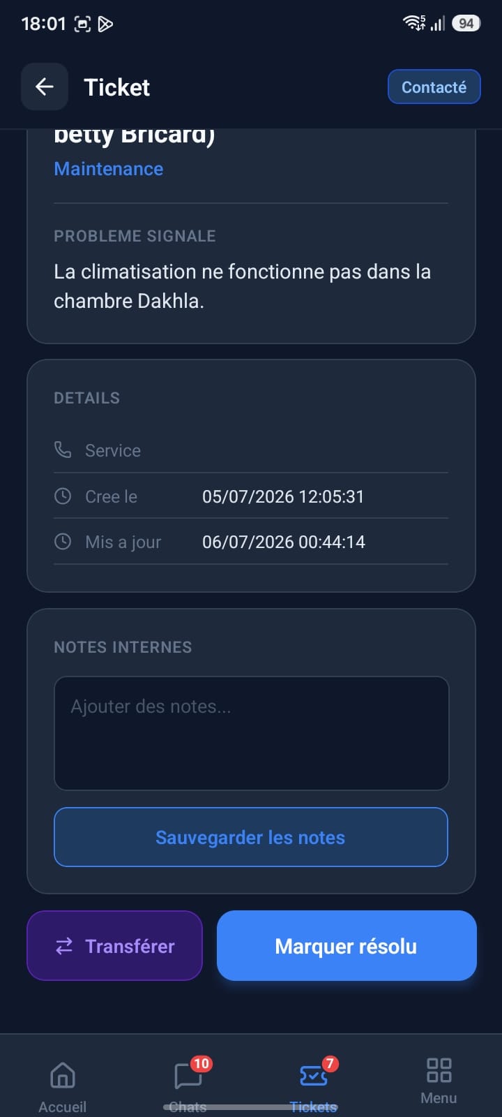 Détail d'un ticket avec notes internes, transfert et bouton marquer résolu